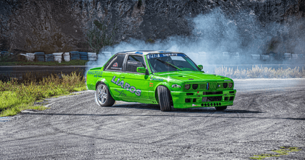 Kulisy driftu w Polsce – ile naprawdę kosztuje jazda bokiem?